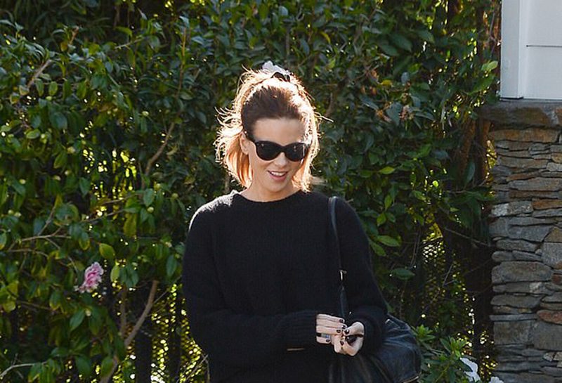 Kate Beckinsale Effortless Cool Styles With Strap Boots